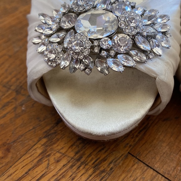 White peep toe Badgley Mischka heels with stunning embellishment - Picture 2 of 9